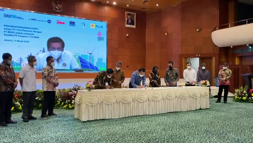 PTFI 구리 제련소 그레식 SEZ(JIIPE)를 위해 PT BKMS, PLN (Persero), PT 자유무역항 인도네시아가 전기 구매 계약 체결 